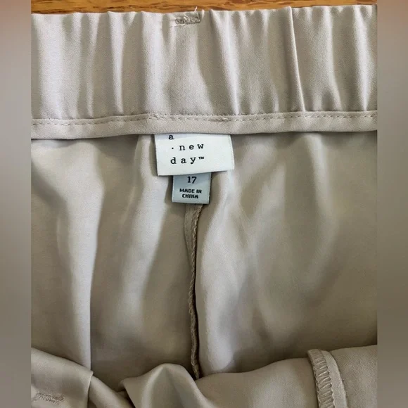 a new day Pants Women’s 17 Beige/Rapid Rock Wide Leg Pleated Slacks Pockets New - Picture 2 of 9